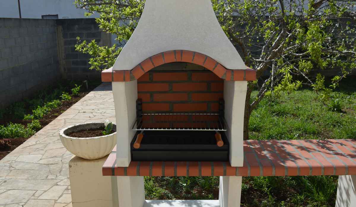 XclusiveDecor Somerset Charcoal Barbecue with Side Table - Image 3